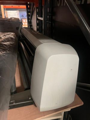 une machine posée sur une table dans une pièce