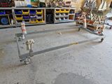 une photo d'une table métallique à roulettes dans un garage