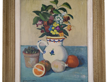 une peinture représentant un vase de fleurs et de fruits sur une table