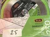 une boîte contenant une lame de scie circulaire, posée sur une table
