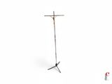 l'image d'une croix posée sur un socle, sur fond blanc