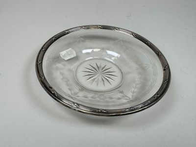 un bol en verre orné d'un motif en forme d'étoile