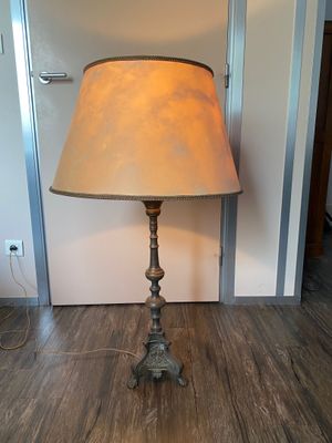 une lampe posée par terre dans la pièce
