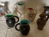 cinq types de vases différents posés sur une table