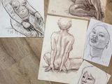 quelques dessins représentant une femme et un homme assis sur un plancher en bois