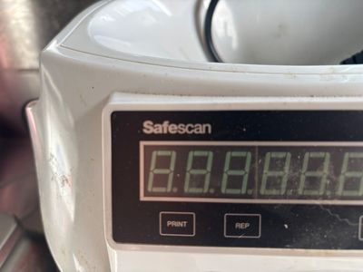 une horloge numérique posée sur un mixeur, sur un plan de travail