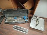 une mallette contenant des outils, posée sur une table à côté d'un ordinateur portable