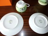 deux assiettes et une tasse posées sur une table