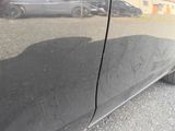 une voiture noire garée sur le bord de la route
