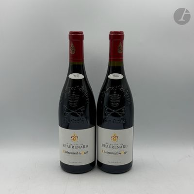 deux bouteilles de vin rouge posées l'une à côté de l'autre sur une table