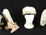 trois chapeaux et une paire de chaussures sont posés sur une table
