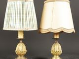 paire de lampes de table anciennes en laiton avec abat-jours et abat-jours