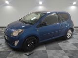 la photo d'une voiture bleue garée dans un garage