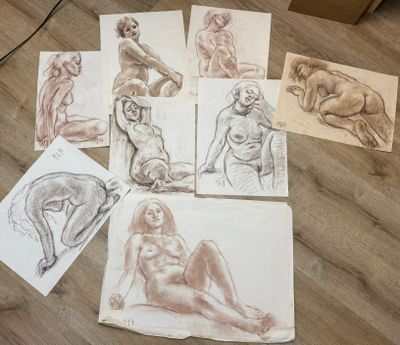 de nombreux croquis représentant une femme assise par terre