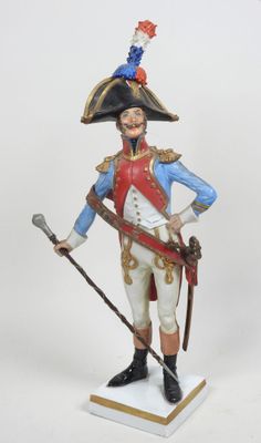 figurine représentant un homme vêtu d'un uniforme militaire et muni d'une canne