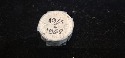 un gros plan d'un objet métallique sur lequel figure une inscription