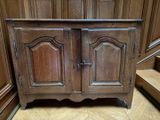 une armoire en bois à deux portes