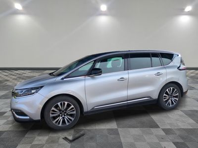 une voiture argentée est garée sur le sol à carreaux d'un garage
