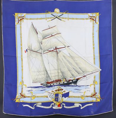 un drapeau bleu et blanc sur lequel figure un bateau