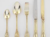 un assortiment de couverts comprenant un couteau, une fourchette et une cuillère