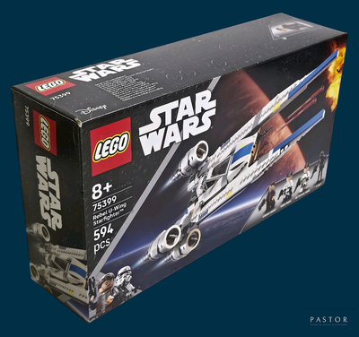 une boîte contenant des sets Lego Star Wars sur fond bleu