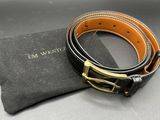 ceinture en cuir noir et fauve avec boucle dorée et pochette noire