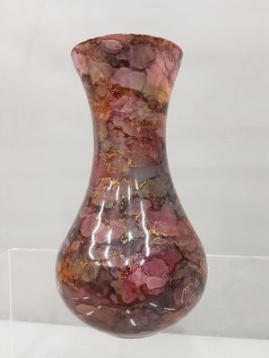 un vase en verre posé sur une table