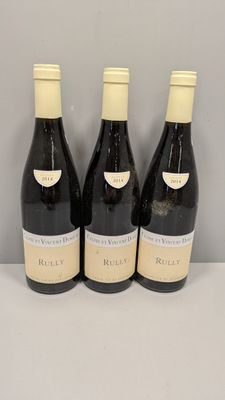trois bouteilles de vin rouge sont alignées sur une table