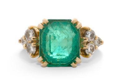 une bague en émeraude et diamant