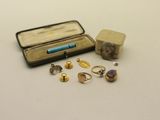 une petite boîte contenant un stylo et quelques autres objets