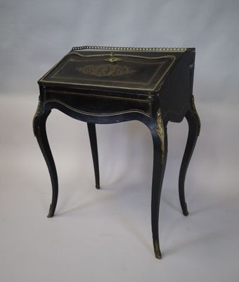 SECRÉTAIRE DE PENTE En bois noirci marqueté de filets en lai…