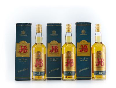 trois bouteilles de whisky avec leurs coffrets sur fond blanc