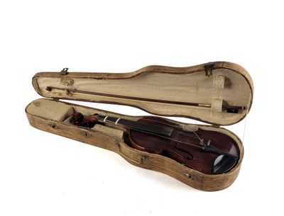 un violon dans un étui en bois posé sur une surface blanche