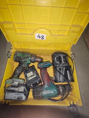 une boîte jaune contenant tout un tas d'outils électriques