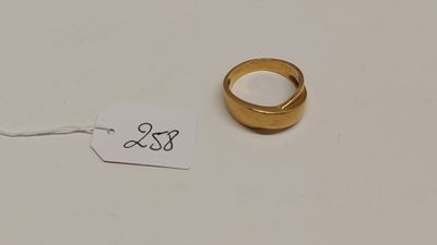 Gros plan sur une bague en or portant une étiquette