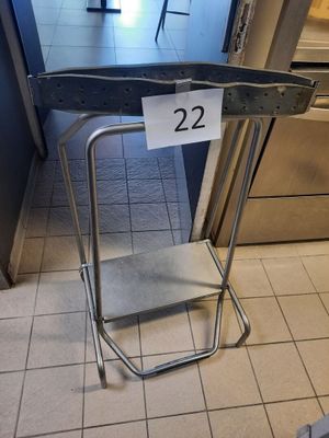 une chaise sur laquelle est posée une pancarte, dans une pièce