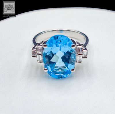 Bague en or blanc 750°/.(18K), ornée d'une Topaze de taille …