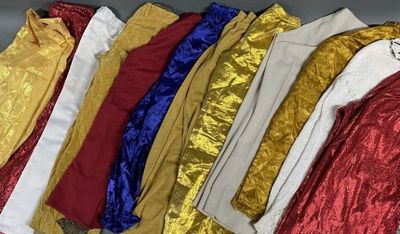 tout un tas de vêtements de différentes couleurs posés sur une table