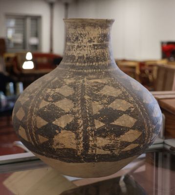 un vase posé sur une table dans une pièce