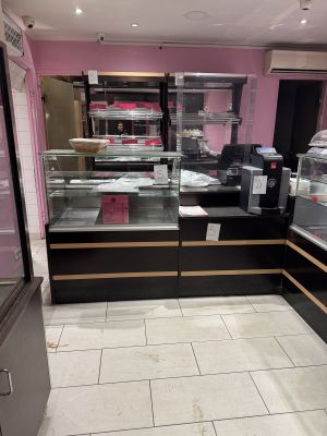 une photo d'une boulangerie avec un comptoir et une vitrine