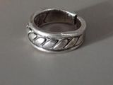 un gros plan d'une bague en argent posée sur une table