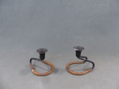 deux bougies posées l'une sur l'autre