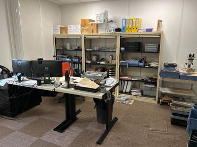 un bureau avec deux ordinateurs et une chaise dans la chambre