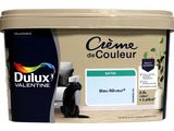 un gros plan d'un pot de peinture sur fond blanc