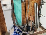 une photo d'une pièce avec un réfrigérateur et d'autres appareils électroménagers