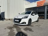 la voiture blanche est garée devant un bâtiment