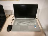 un ordinateur portable posé sur un bureau, à côté d'une souris