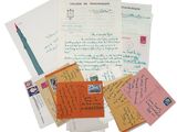 une pile de vieilles lettres et d'enveloppes empilées les unes sur les autres