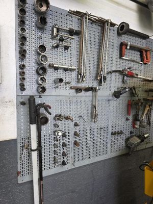 une photo d'un établi sur lequel sont accrochés des outils