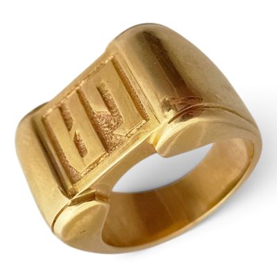une image représentant une bague en or sur laquelle figure un chiffre romain